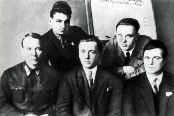 Члены бригады экспериментальных самолетов. В. Мясищев в центре. Он стал ее руководителем в 1934 г