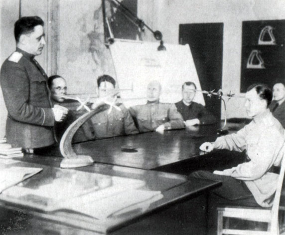 Встреча с военпредами, 1943 г. Во время таких встреч обсуждались качества 'пешек'